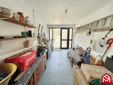 Garage / Outbuilding