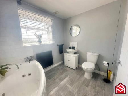 En-Suite Bathroom