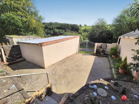 Garage / Driveway