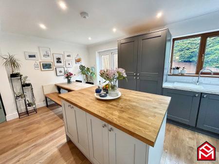 Kitchen / Dining Area