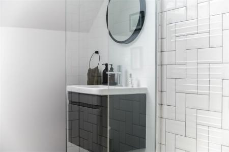 SHOWER ROOM / WC