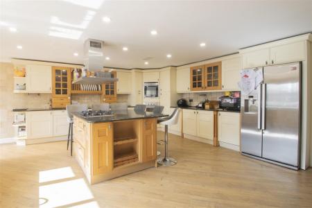 Kitchen/ Dining Room