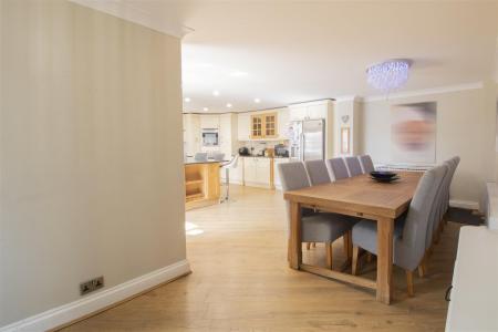 Kitchen/ Dining Room