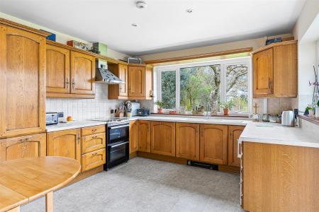 KITCHEN/BREAKFAST ROOM