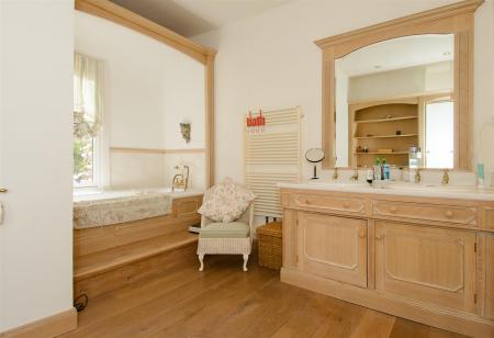 8286149-interior14.jpg