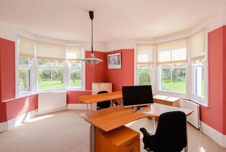 8286149-interior02.jpg