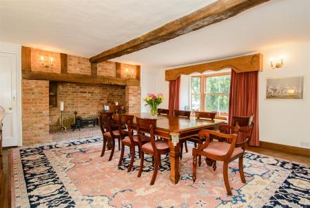 8286149-interior10.jpg