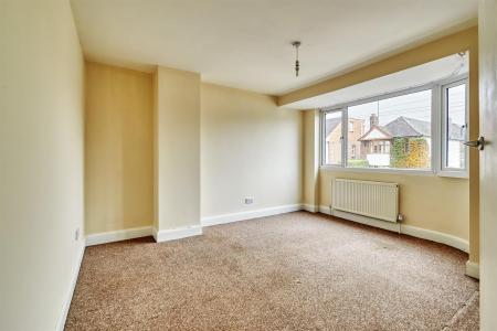 5 Roland Way Higham Ferrers-7.jpg