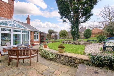 142 Higham Rd Rushden-21_HDR.jpg