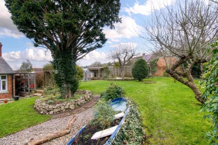 142 Higham Rd Rushden-18_HDR.jpg