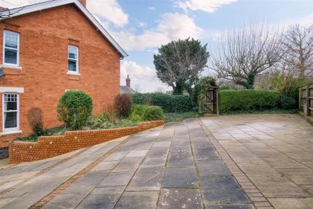 142 Higham Rd Rushden-9_HDR.jpg