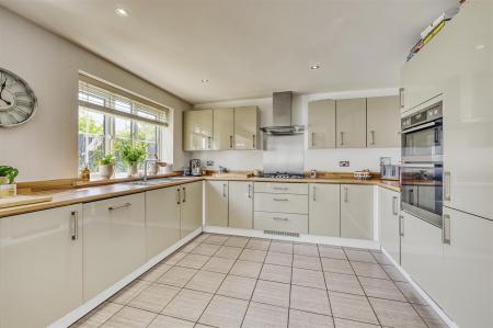 -24 WIllmot Rd Rushden-145_HDR-01.jpg
