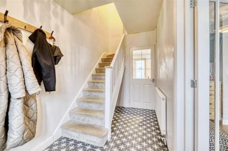 21 St James Close-2.jpg