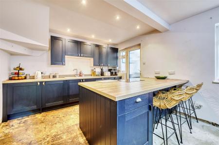 21 St James Close-5.jpg