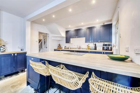 21 St James Close-8.jpg