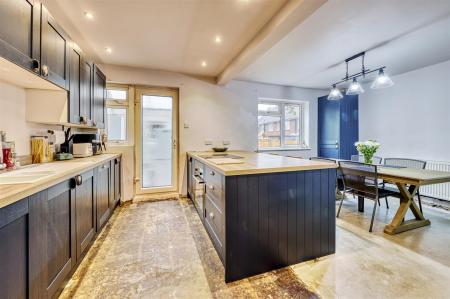 21 St James Close-4.jpg