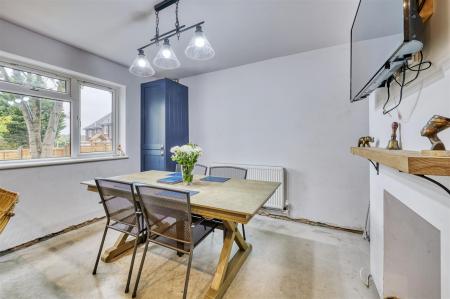 21 St James Close-6.jpg