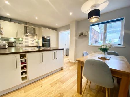 KITCHEN/BREAKFAST ROOM