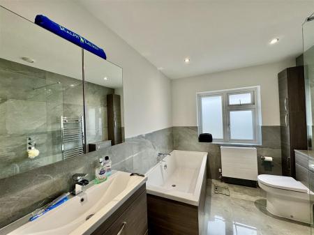 ENSUITE BATHROOM