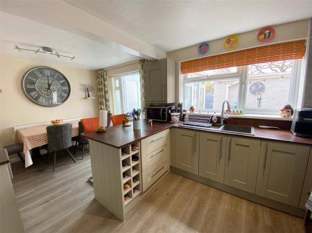 OPEN PLAN KITCHEN/DINING ROOM