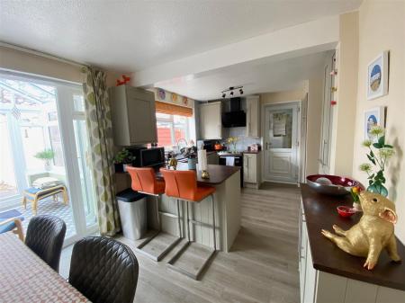 OPEN PLAN KITCHEN/DINING ROOM