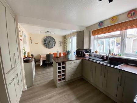 OPEN PLAN KITCHEN/DINING ROOM