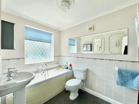 FAMILY BATHROOM