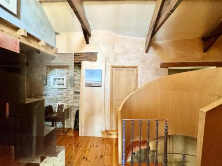 FIRST FLOOR LANDING