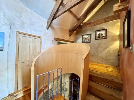 FIRST FLOOR LANDING