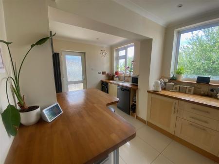 KITCHEN/BREAKFAST ROOM