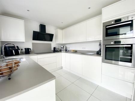KITCHEN/BREAKFAST ROOM