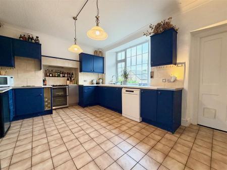 KITCHEN/BREAKFAST ROOM