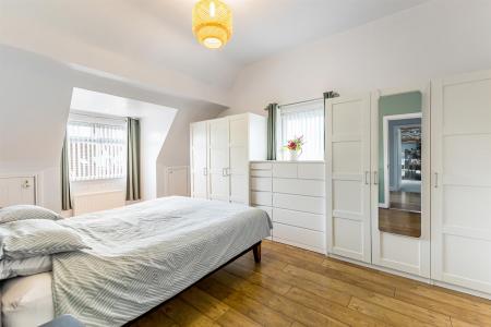 Principal bedroom: