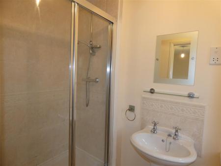 2 Ascot Avenue - Bed 1 ensuite.JPG