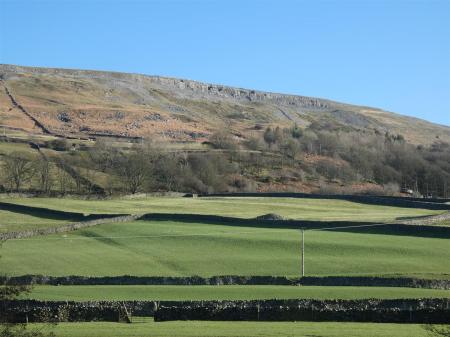 Arkle Cottage - view up Fremington Edge.JPG