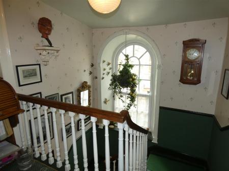 1a Silver Street - stairs and landing.JPG