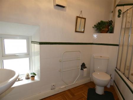 1a Silver Street-bathroom.JPG
