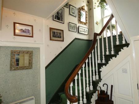 1a Silver Street- downstairs hall.JPG