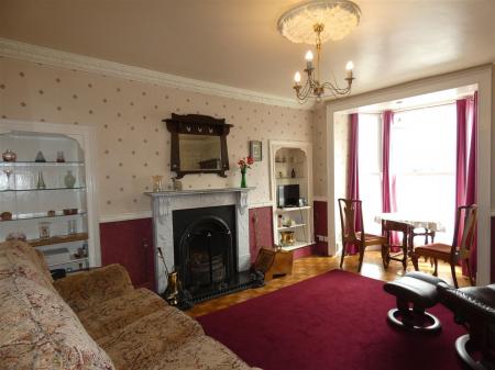 1a Silver Street- living.JPG