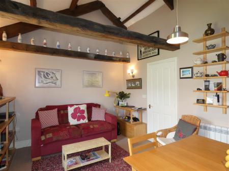 Flat 2, TLI - living.JPG