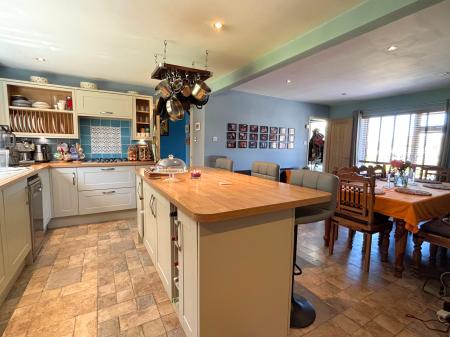 Kitchen Diner (1)