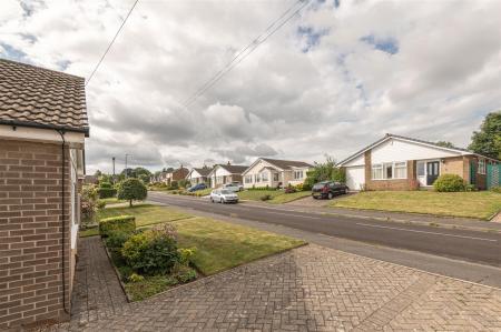 08 - 37 Lyndhurst Ave HD6 3RY.jpg