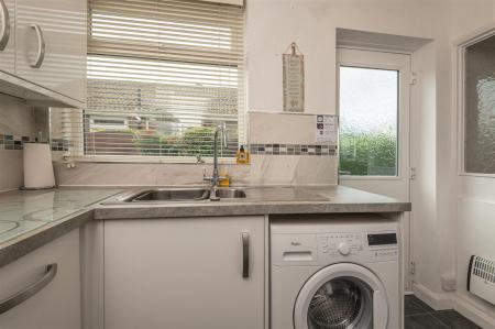 25 - 37 Lyndhurst Ave HD6 3RY.jpg