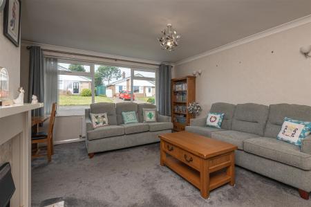 16 - 37 Lyndhurst Ave HD6 3RY.jpg