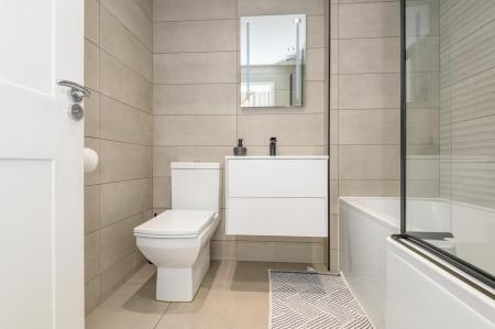 Bathroom Newton  2.jpg