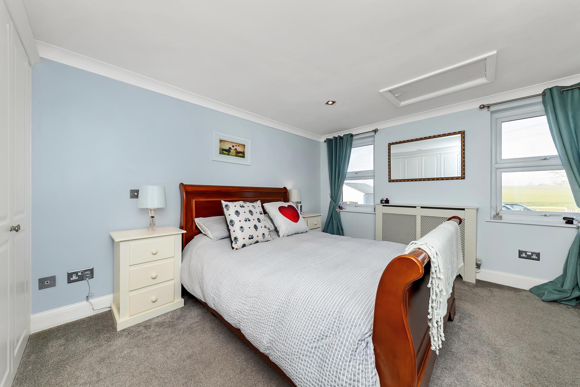 4 bedroom Link Detached House for sale in Debden Green