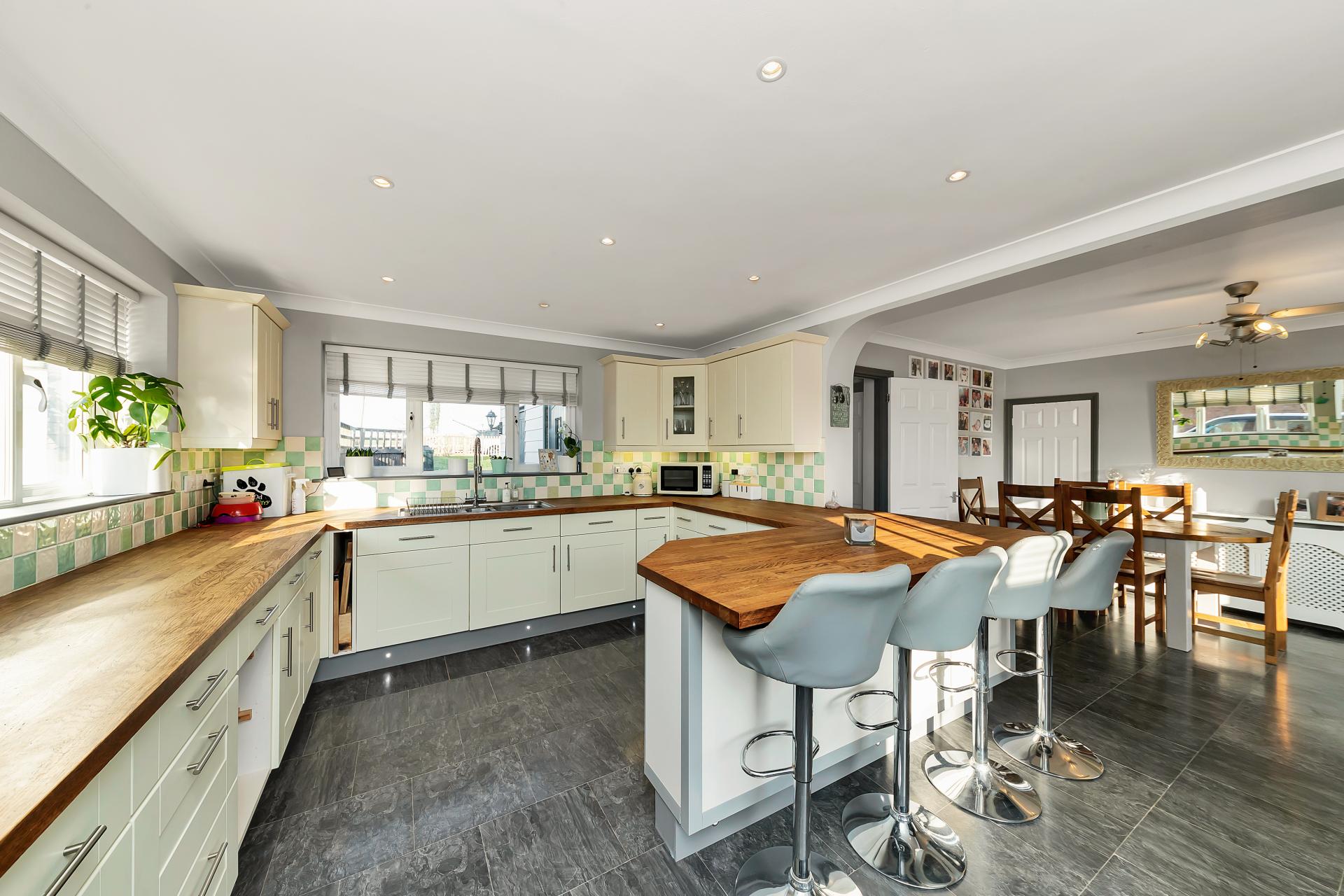 4 bedroom Link Detached House for sale in Debden Green