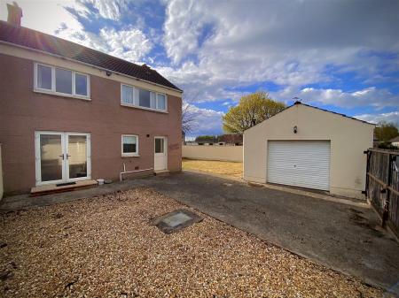 Detached Garage: