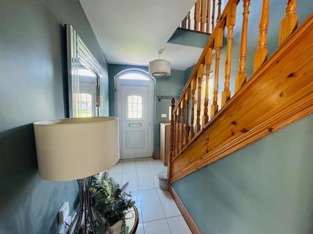 33 WOODVALE MEWS HALL.jpg