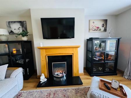 33 WOODVALE MEWS FIREPLACE 2.JPG